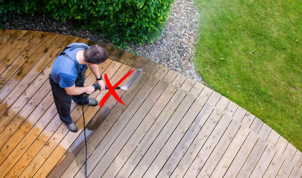 Holzterrasse reinigen
