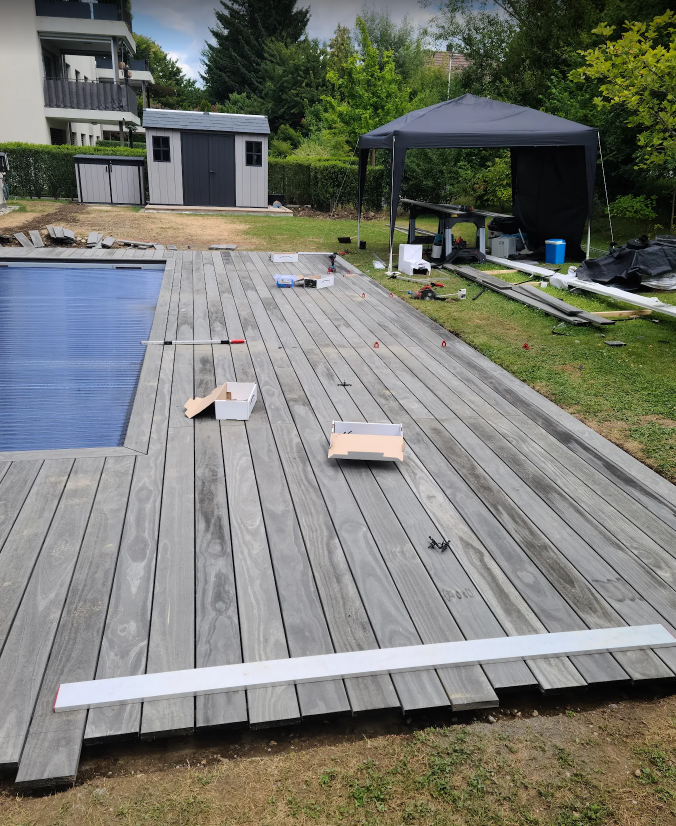 Poolumrandung aus Holz